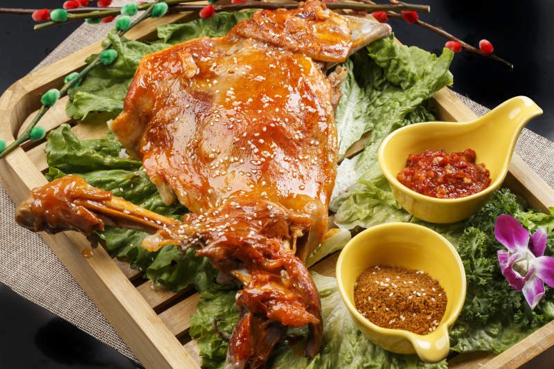 木质托盘装的蒙餐碳烤羊腿