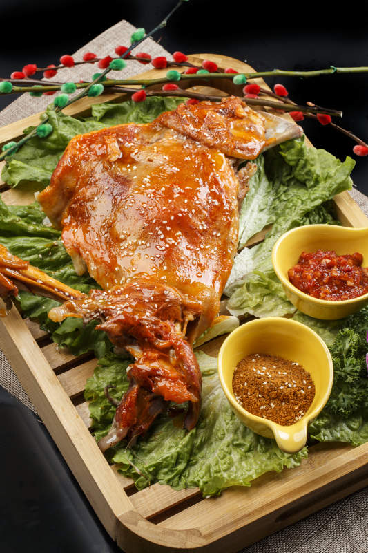 木质托盘装的蒙餐碳烤羊腿