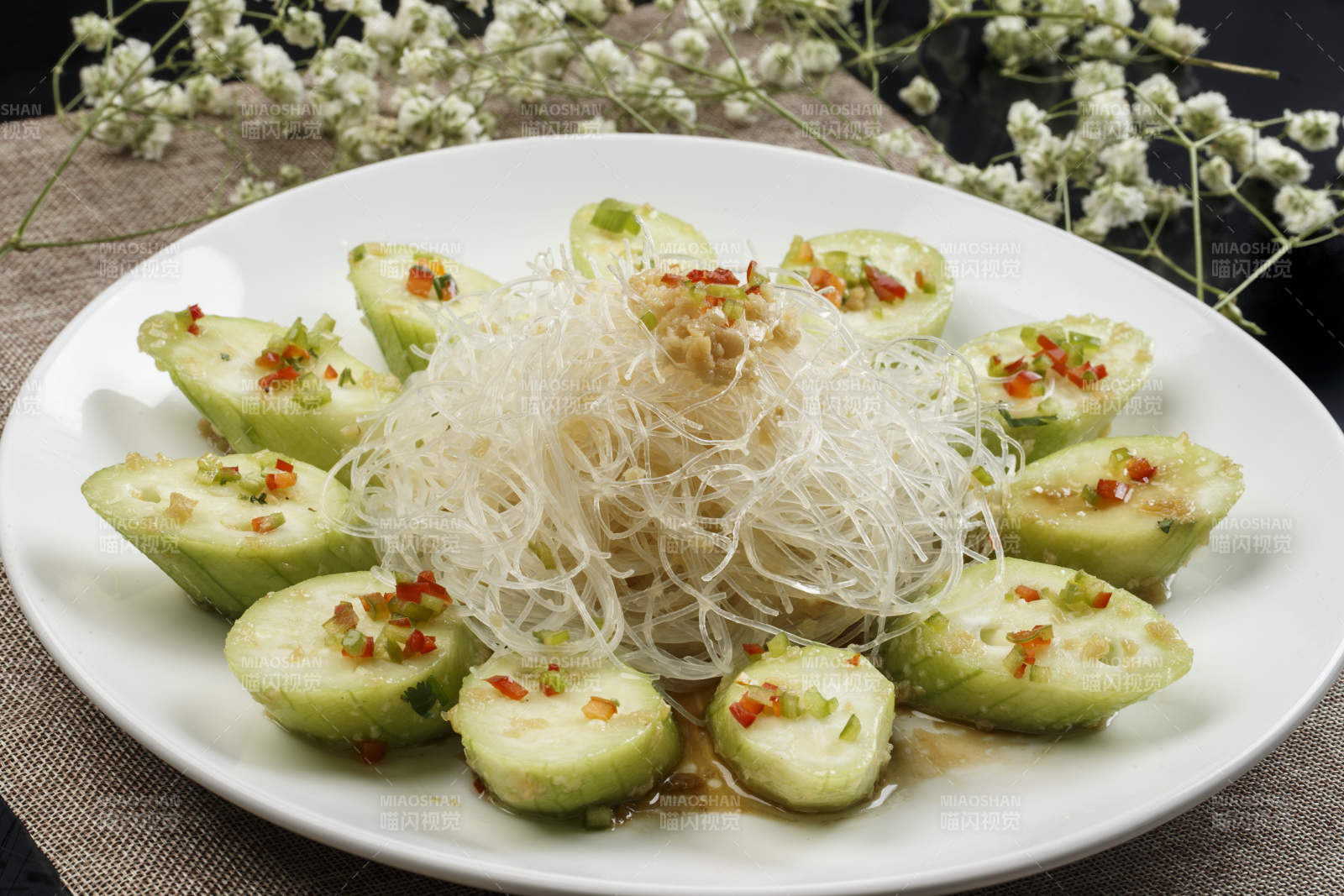 白色瓷盘装的蒜蓉粉丝蒸蒸青瓜