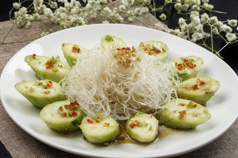 白色瓷盘装的蒜蓉粉丝蒸蒸青瓜