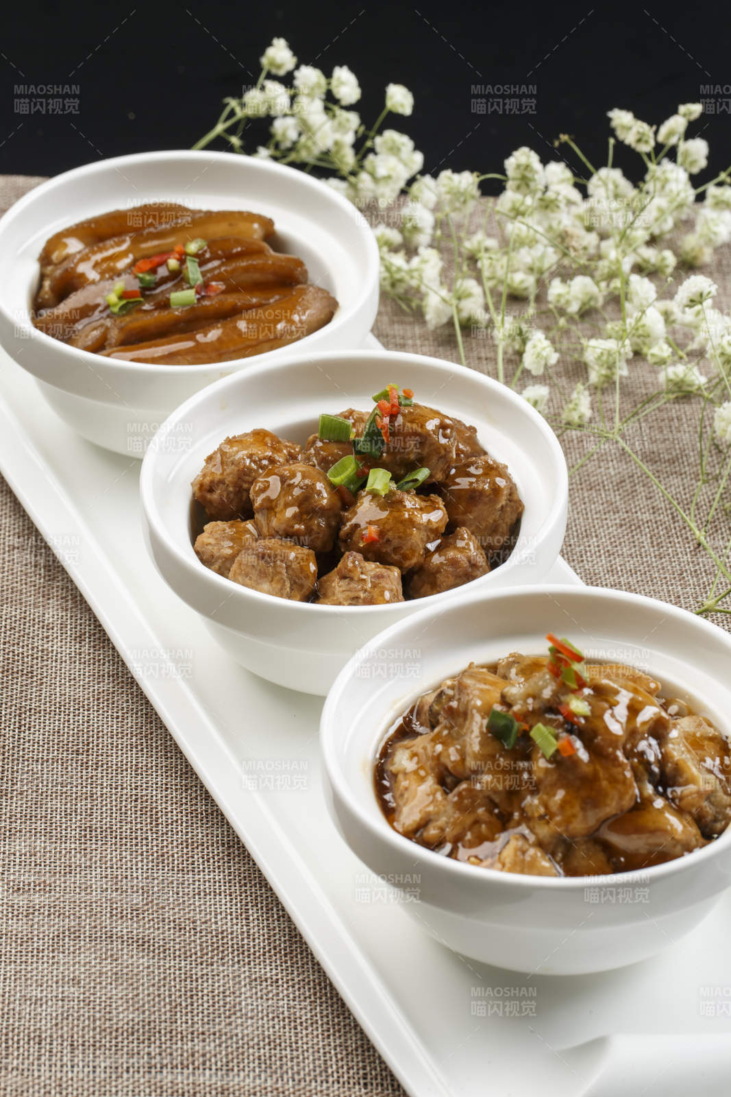 白色瓷餐具装的农家三碗香