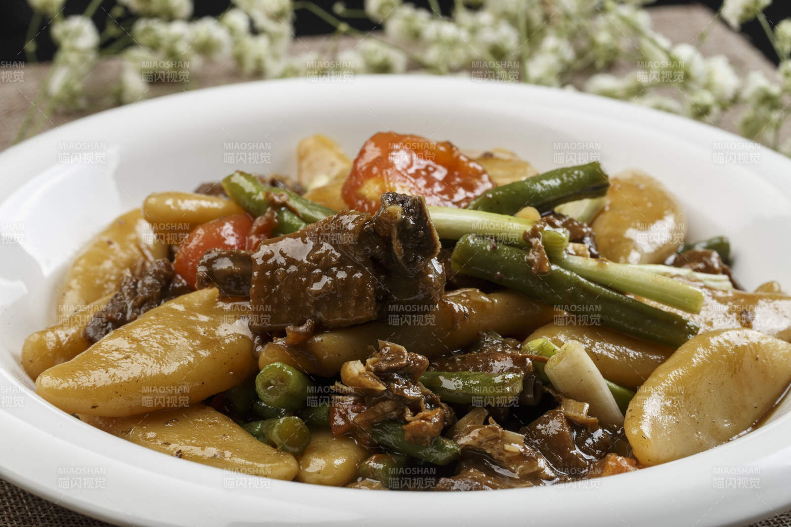 白色瓷盘装的豆角红烧肉炖山药鱼