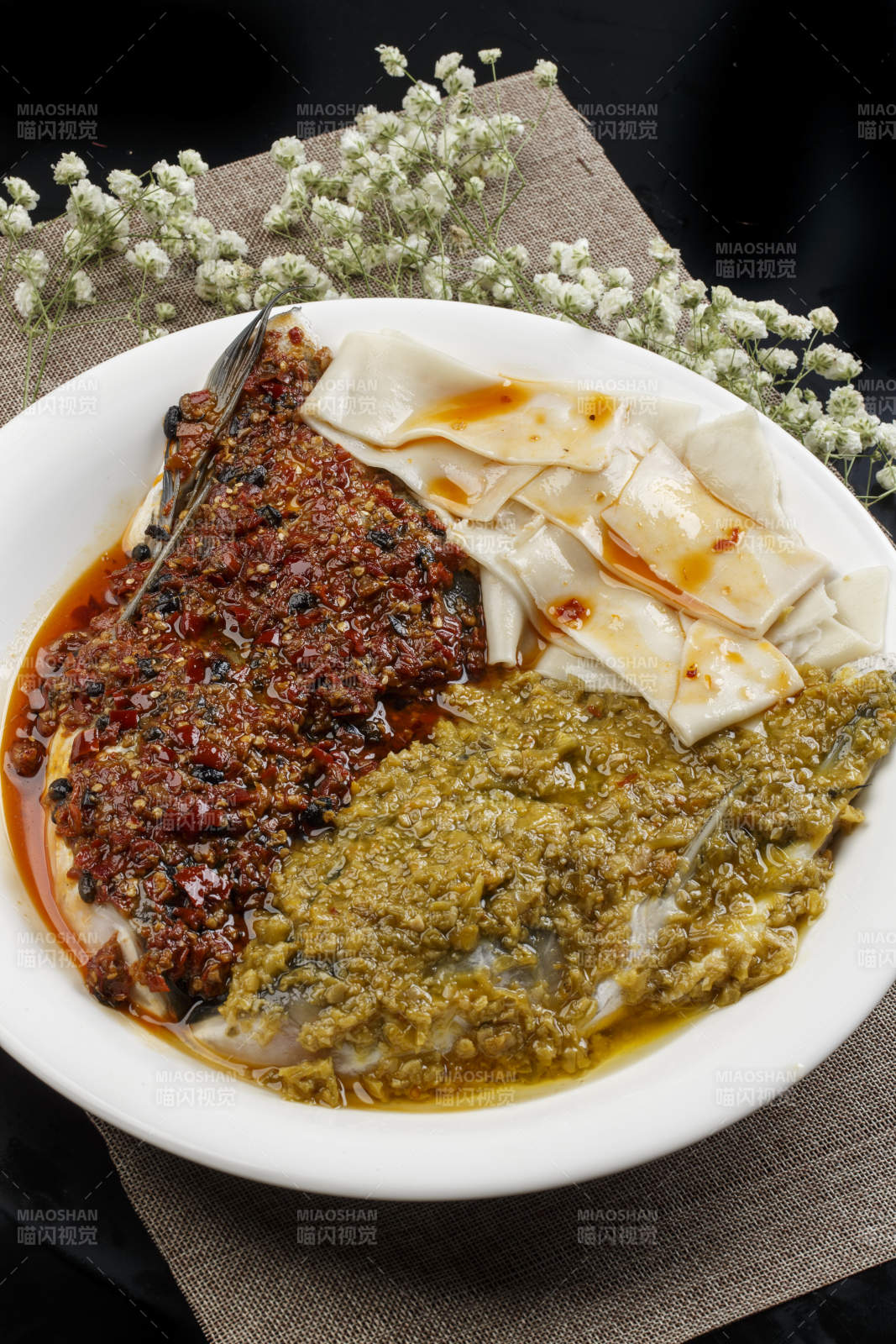 白色瓷盘装的双椒蒸鱼头盖面