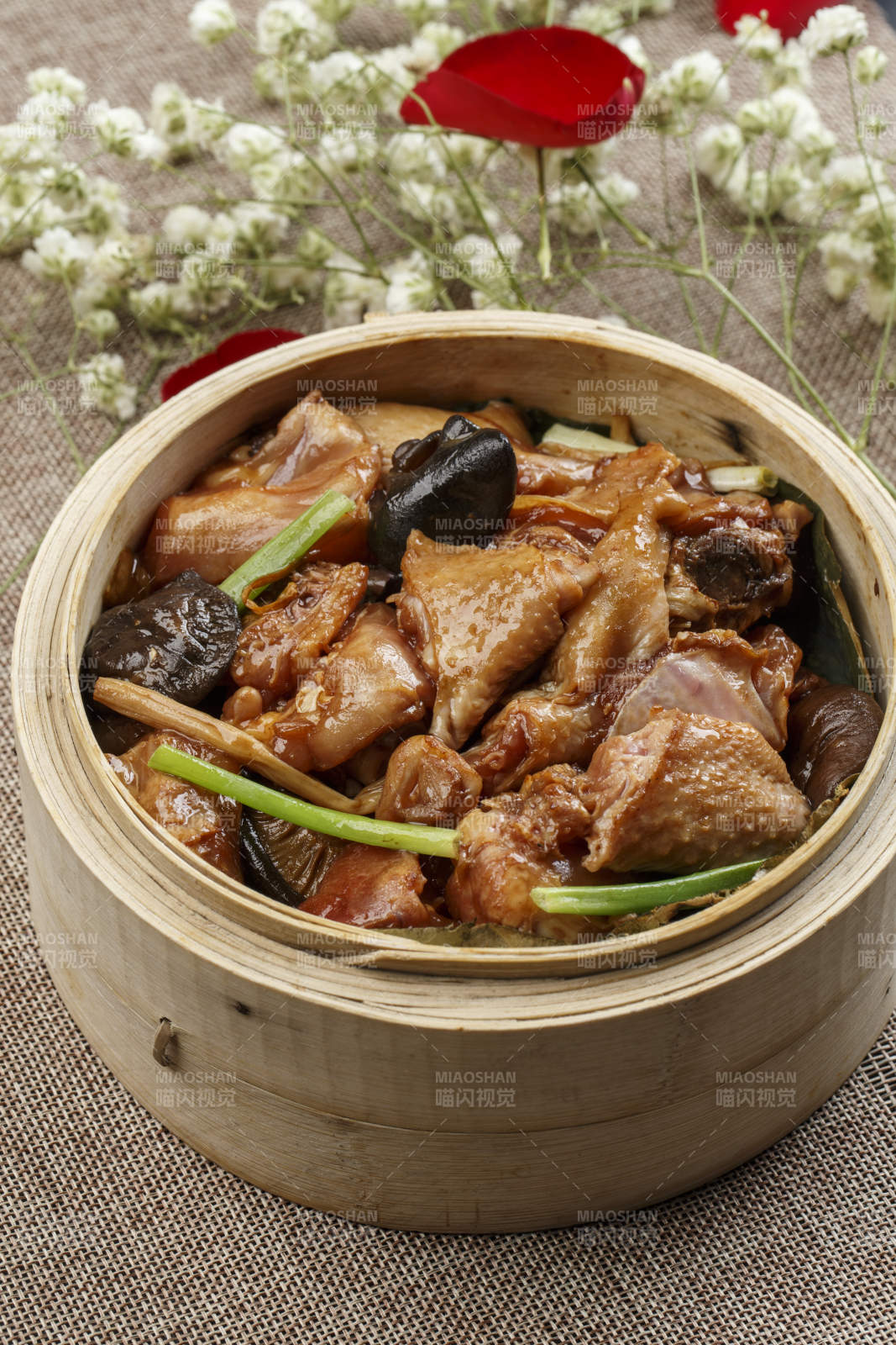 竹籠屜裝的香蒸花菇童子雞塊