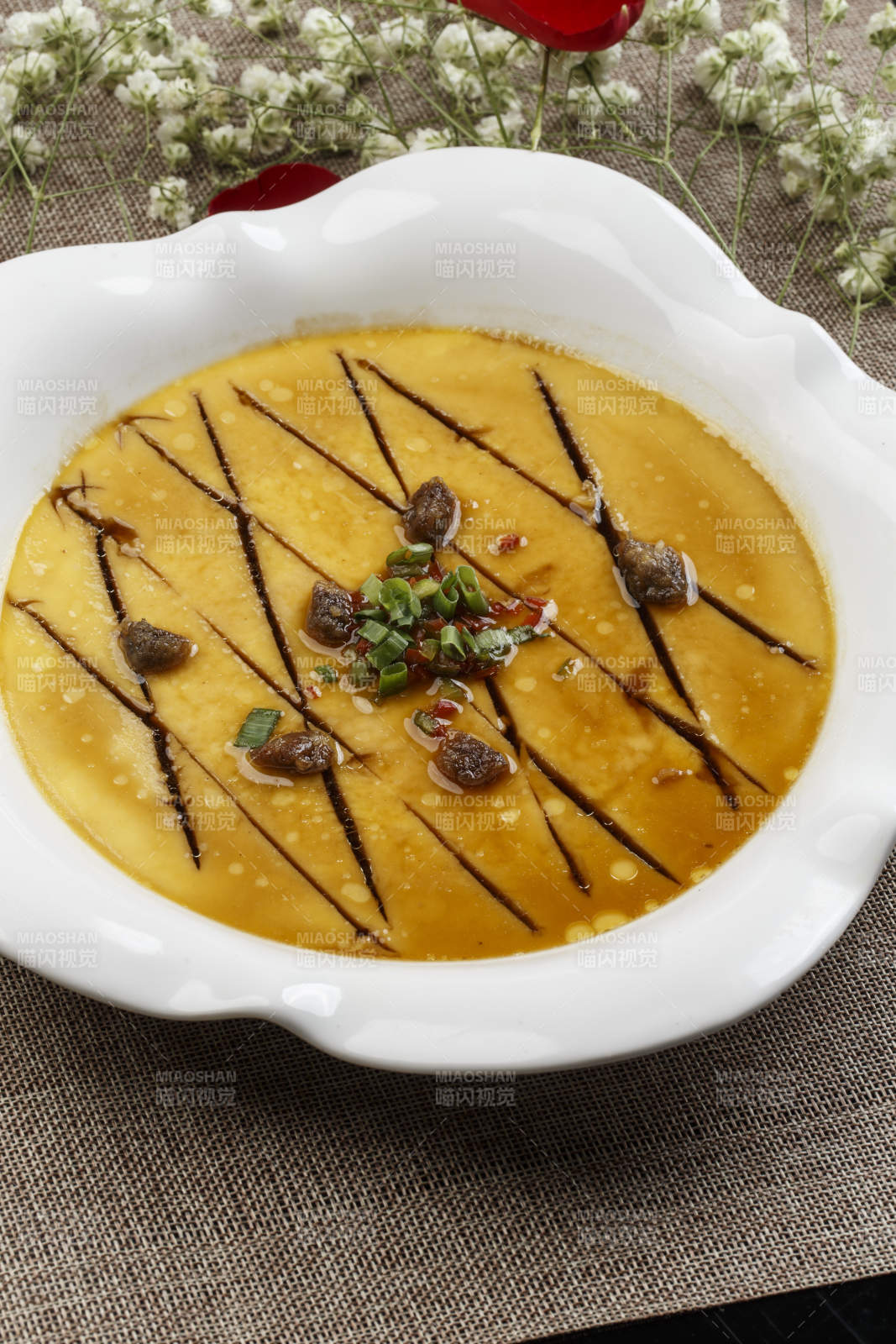 白色瓷盤裝的蛤肉海鮮汁蒸水蛋