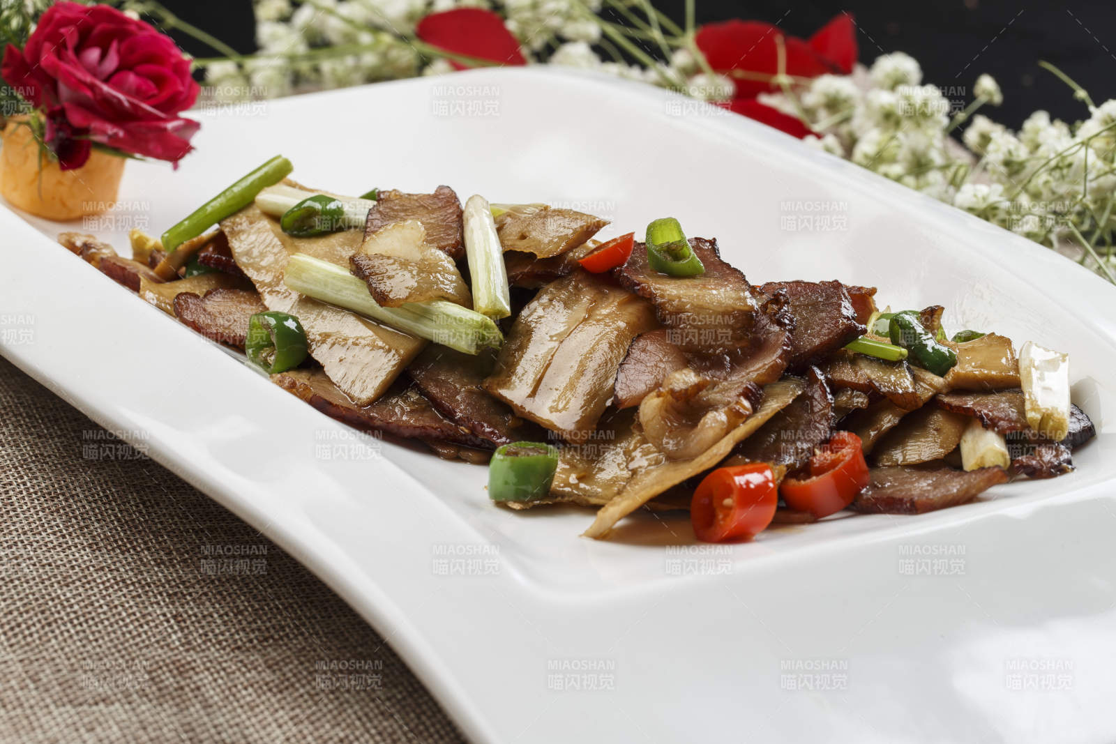 白色瓷盘装的米椒笋片小炒野猪肉