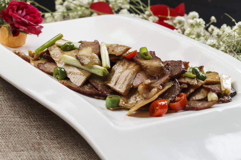 白色瓷盘装的米椒笋片小炒野猪肉