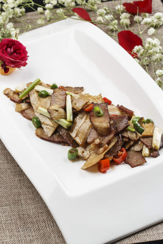 白色瓷盘装的米椒笋片小炒野猪肉