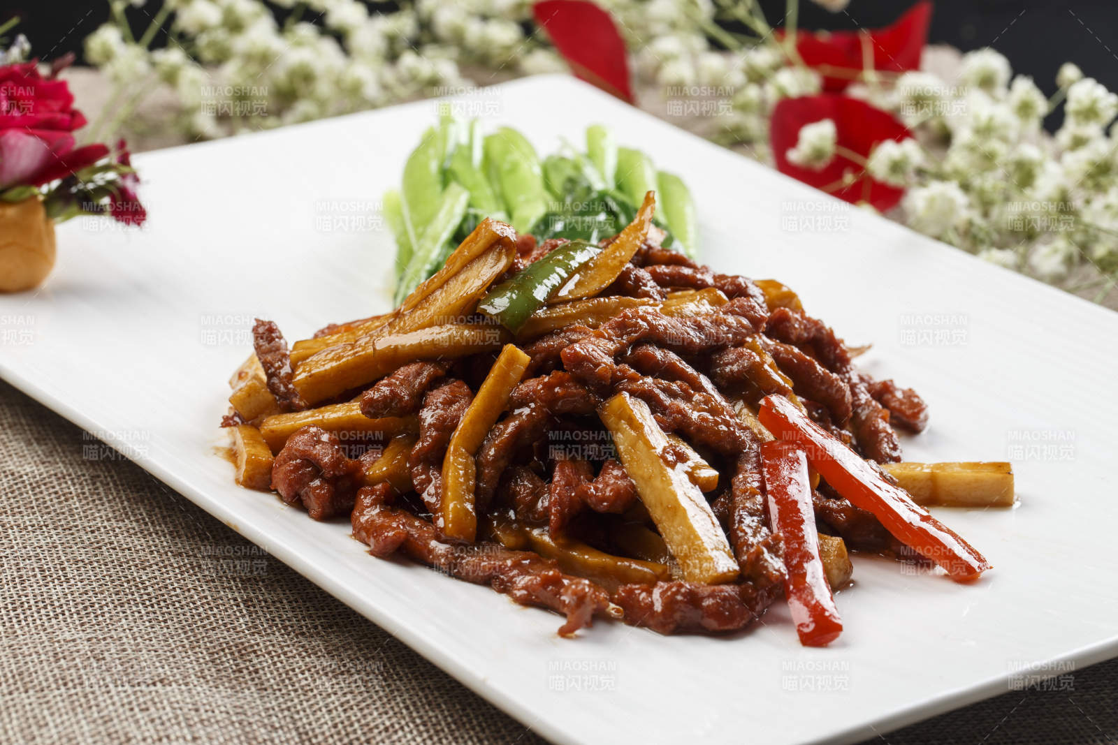 白色瓷盤裝的杏鮑菇炒牛柳