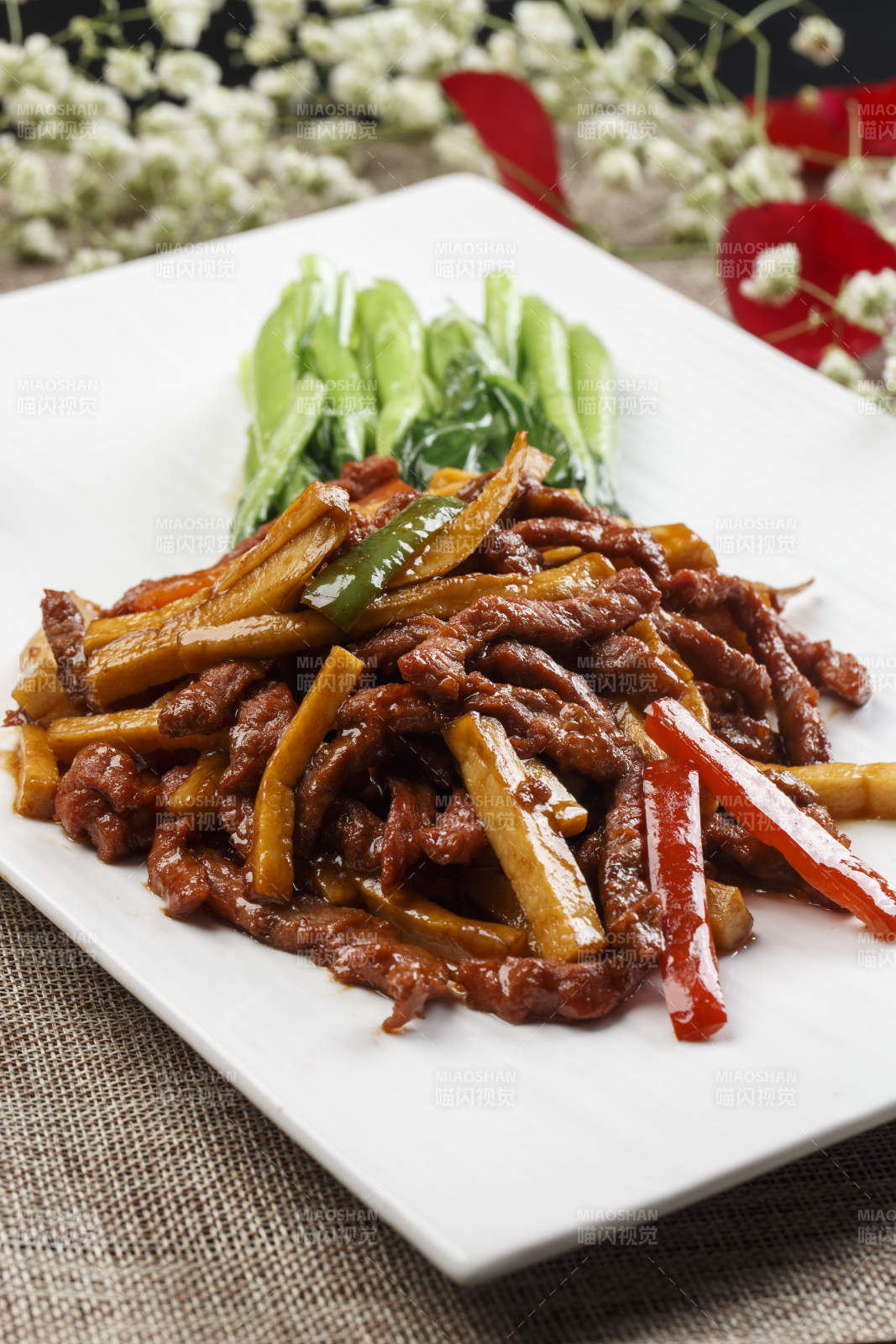 白色瓷盤裝的杏鮑菇炒牛柳