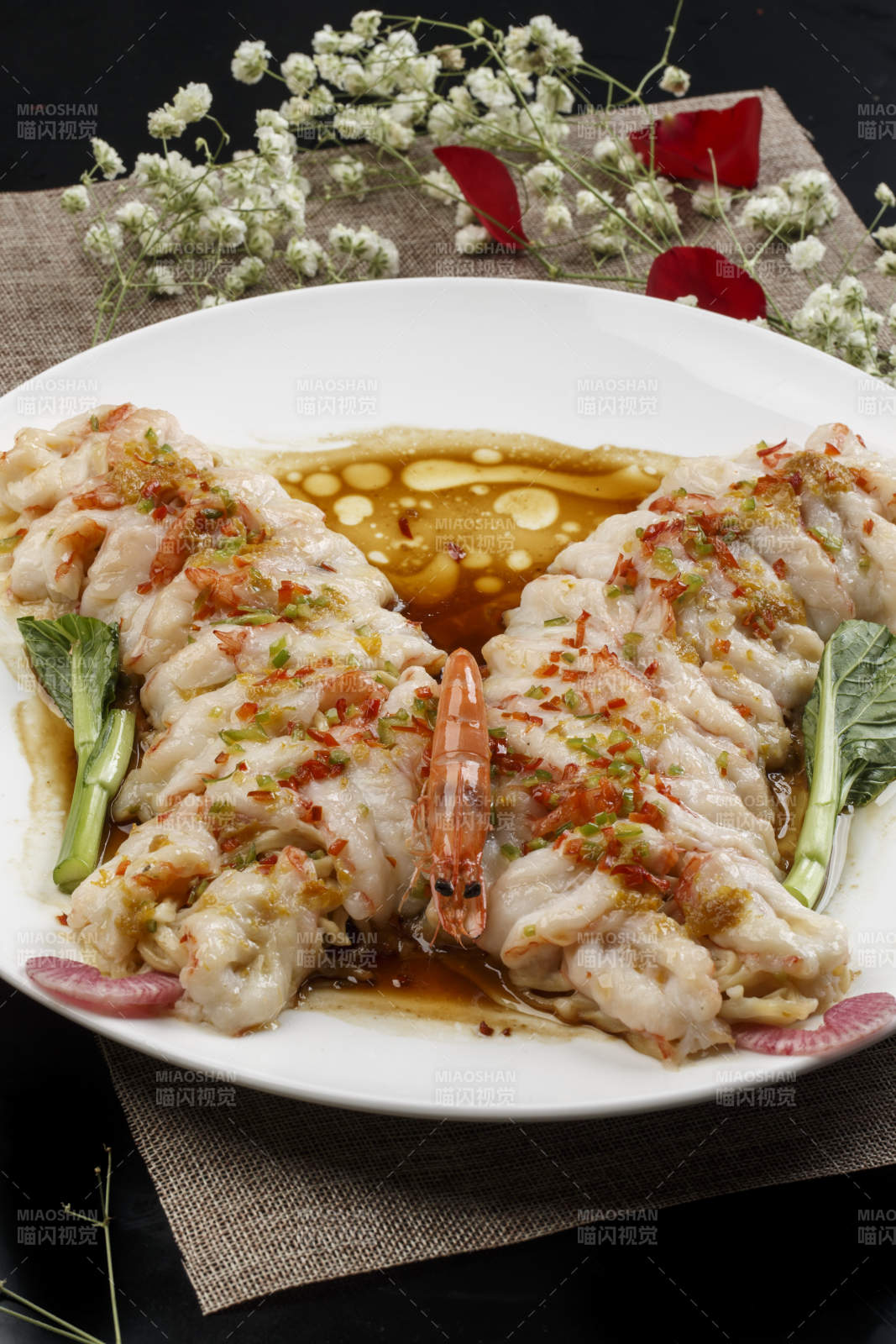 白色瓷盤裝的澆汁蒜蓉蝴蝶蝦