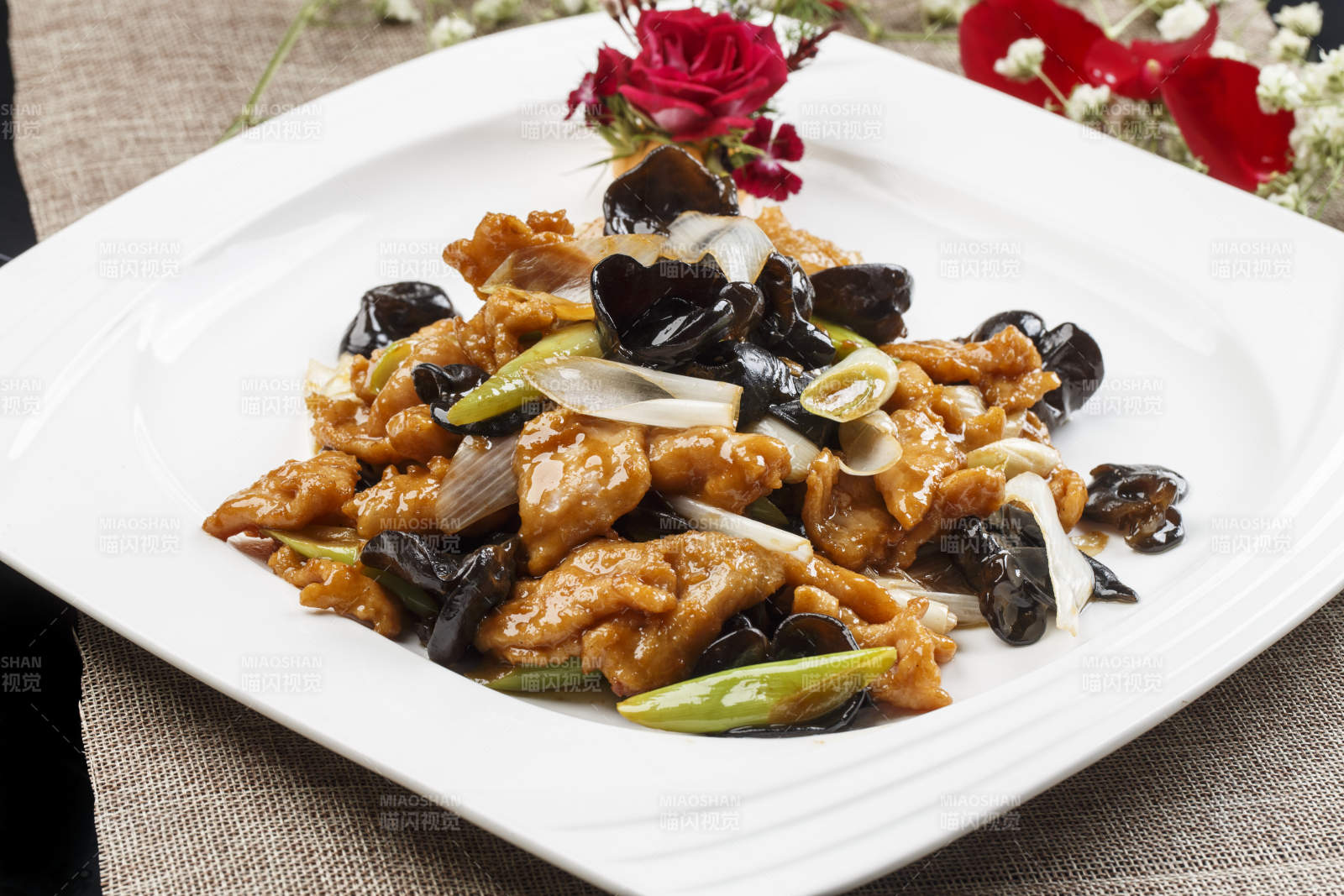 白色瓷盤裝的蔥香木耳熘里脊