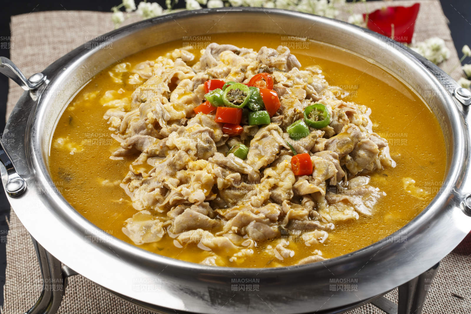 不锈钢餐具装的酸汤羊肉