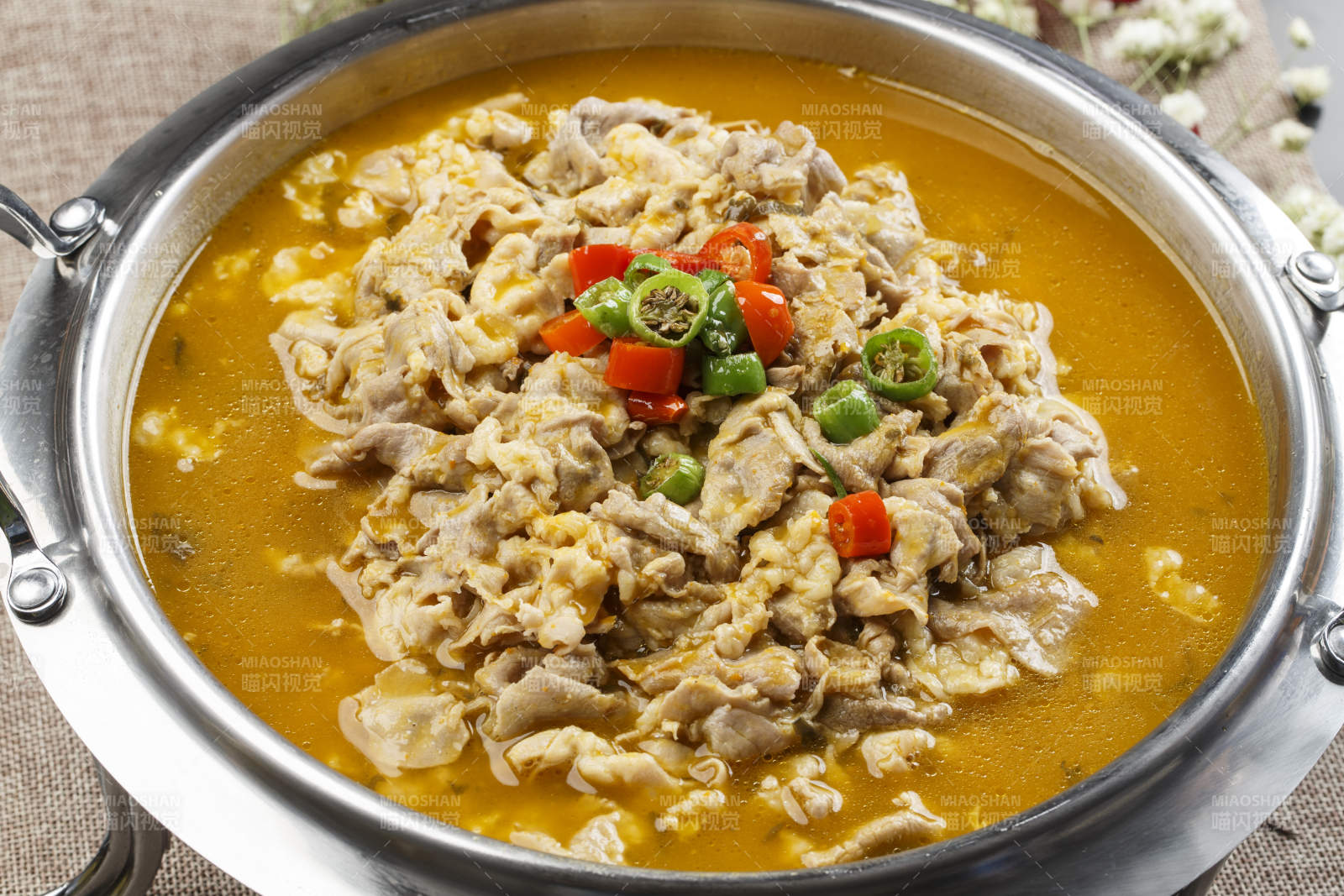 不锈钢餐具装的酸汤羊肉