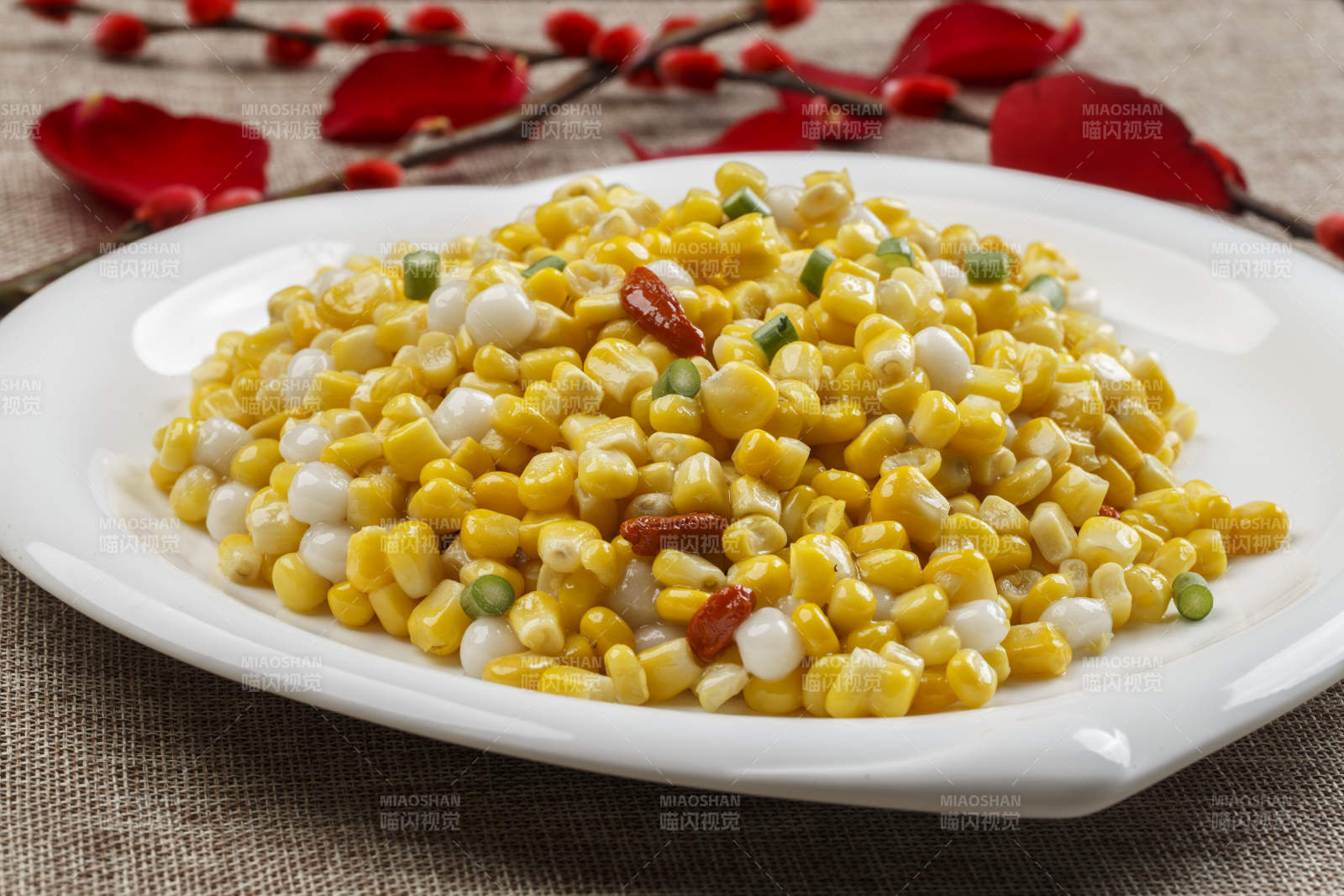 白色瓷盤裝的松仁玉米