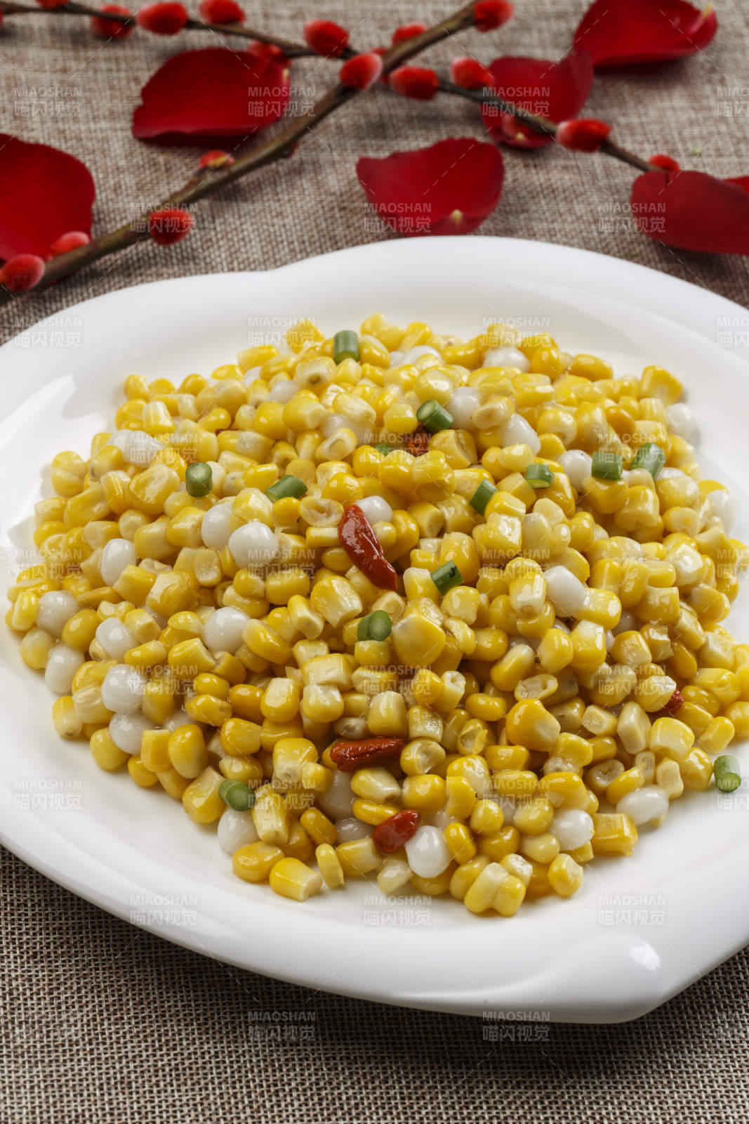 白色瓷盤裝的松仁玉米