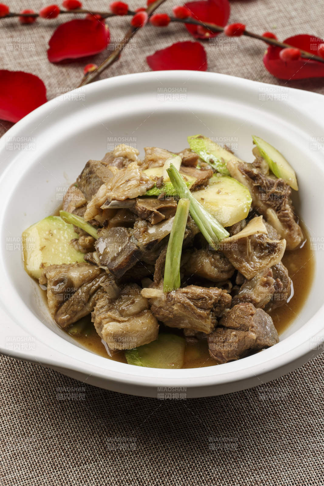 白色砂锅装的青萝卜炖羊排图片