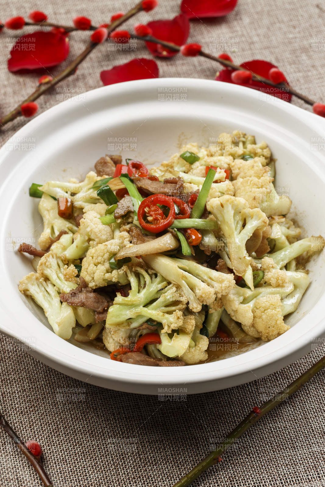 白色砂锅装的干锅有机菜花