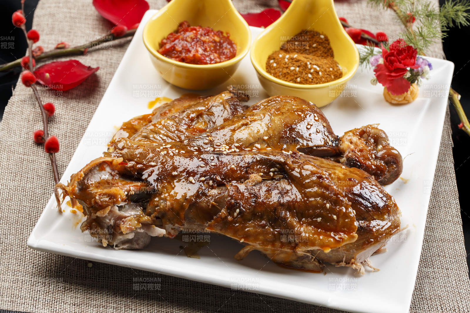 白色瓷盤(pán)裝的特色蒙餐炭烤羊脊骨