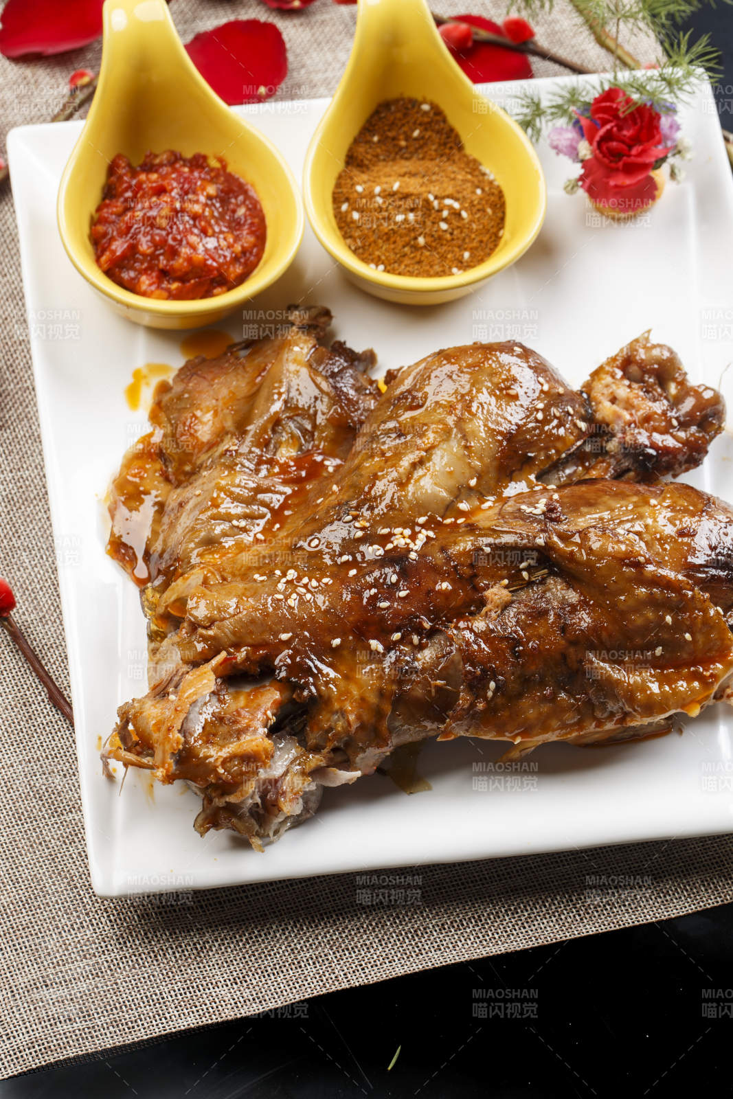 白色瓷盤(pán)裝的特色蒙餐炭烤羊脊骨