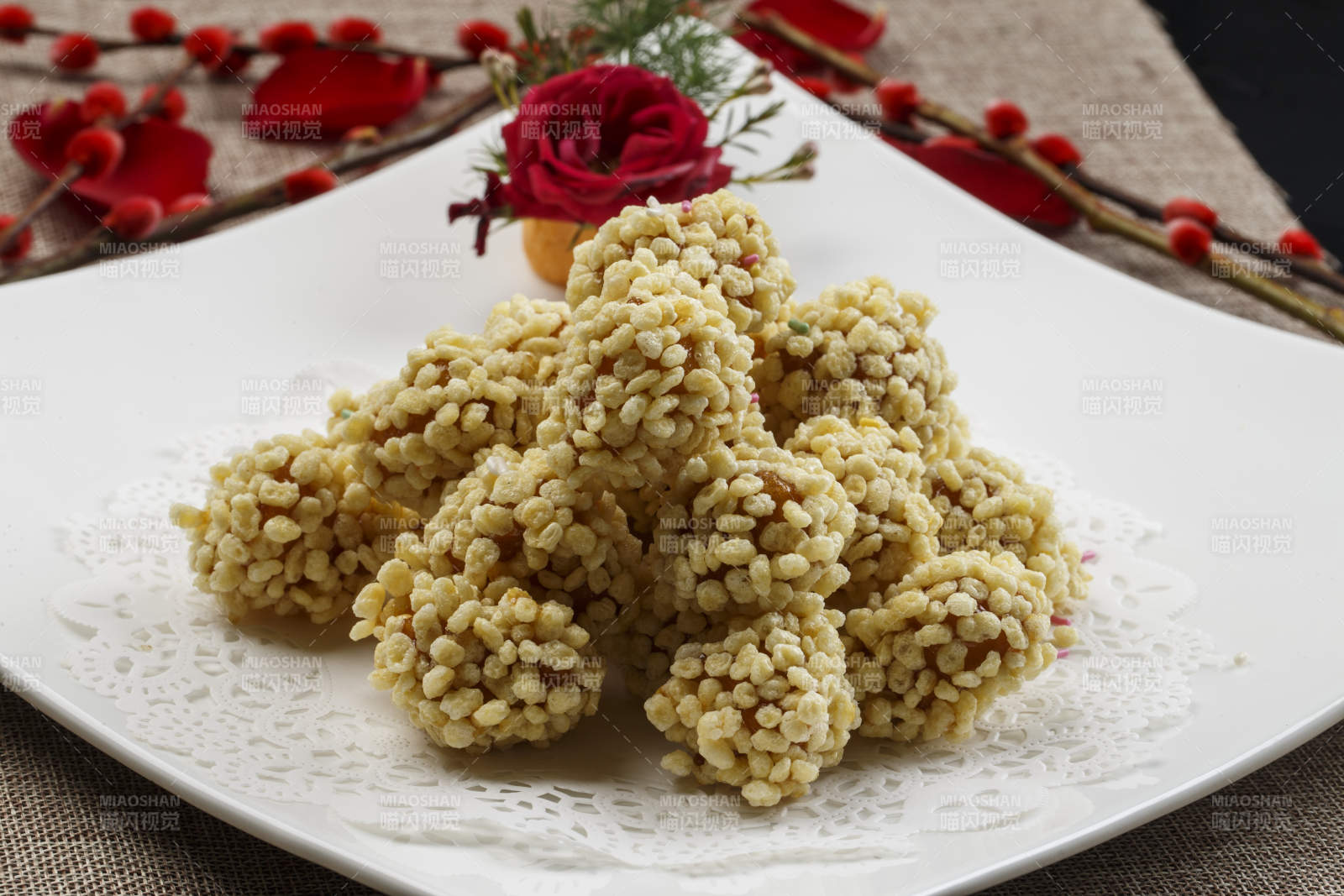 白色瓷盘装的麻仁红薯