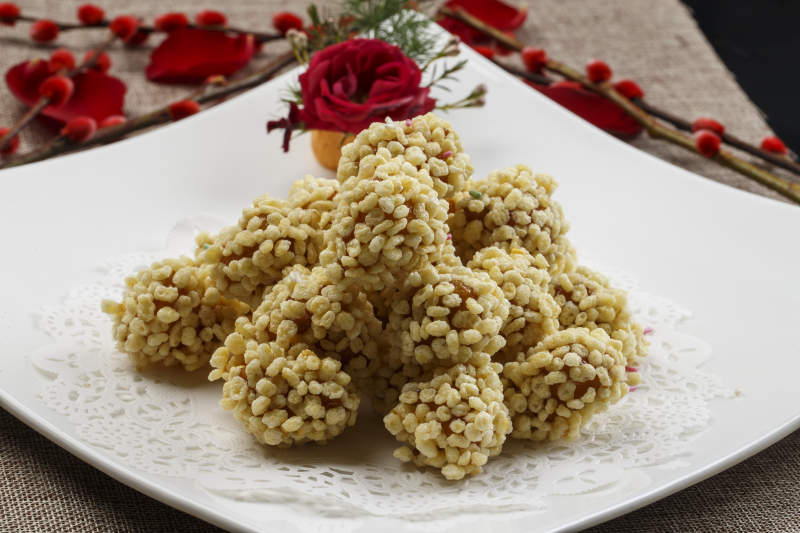 白色瓷盘装的麻仁红薯