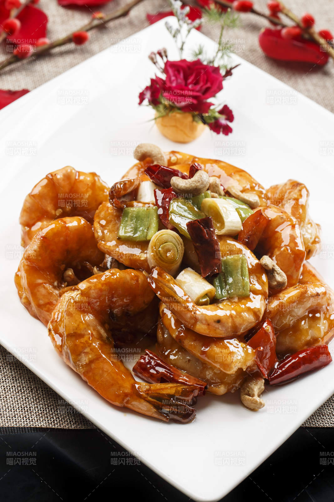 白色瓷盘装的宫保开背大明虾图片