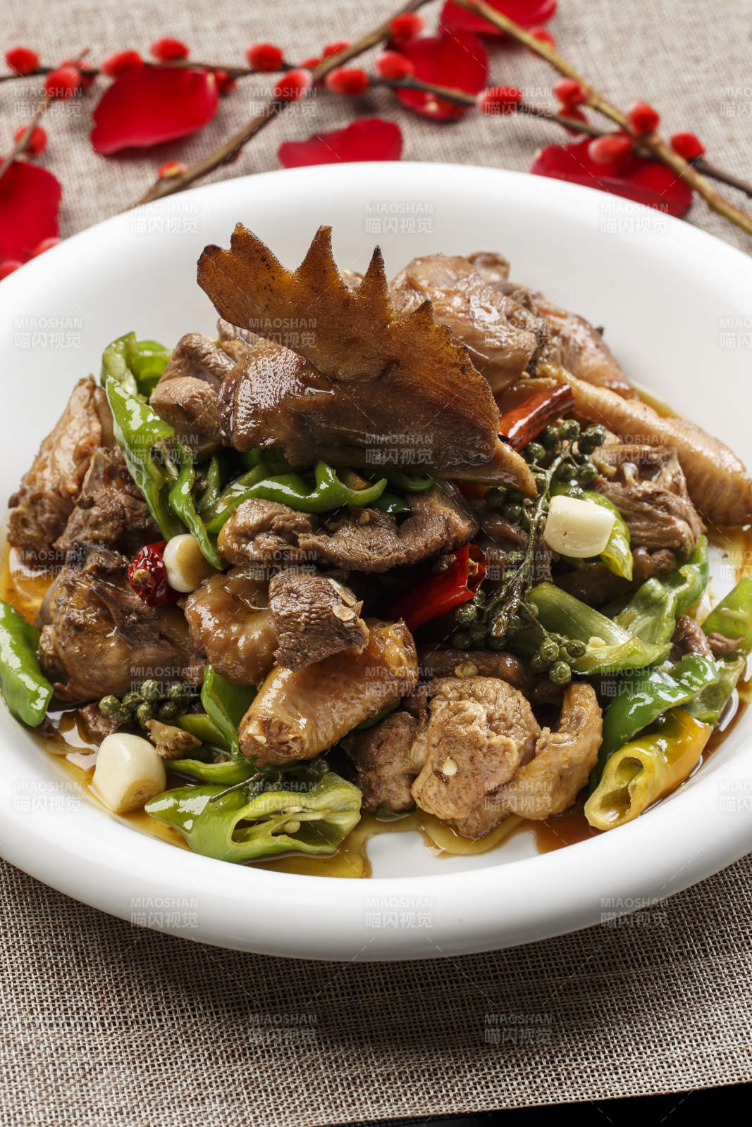 白色瓷盘装的鲜椒炒土鸡图片