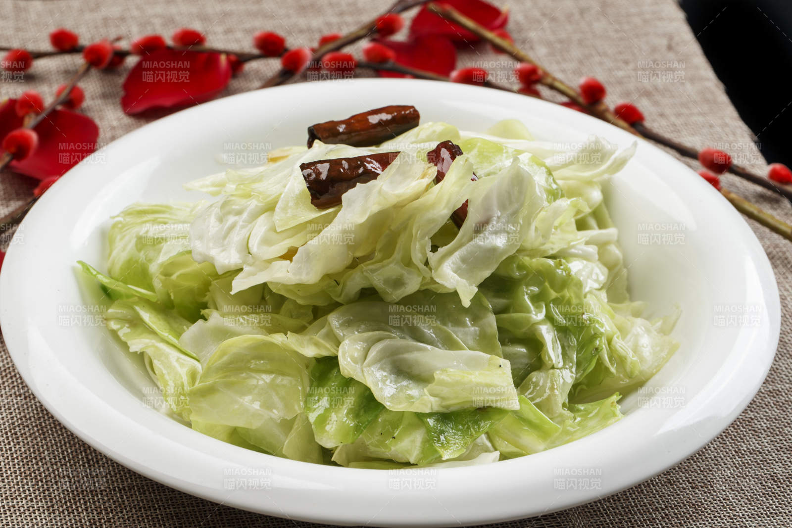 白色瓷盤裝的水爆手撕包菜