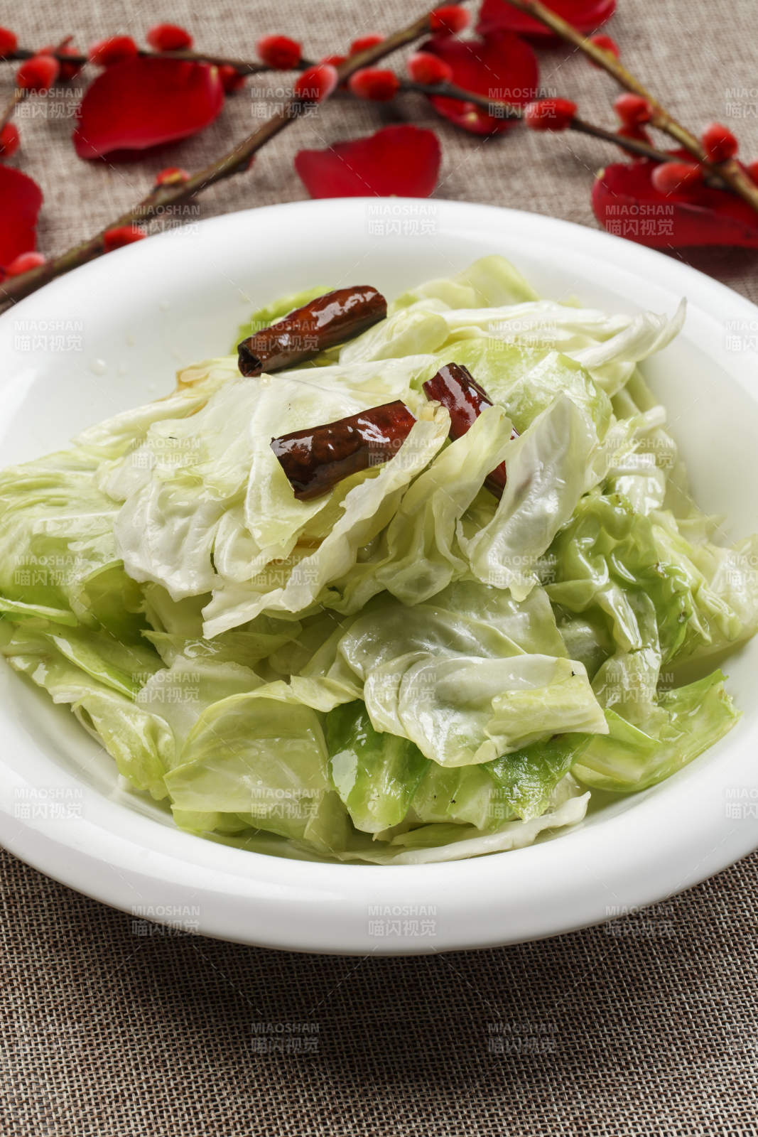 白色瓷盤裝的水爆手撕包菜