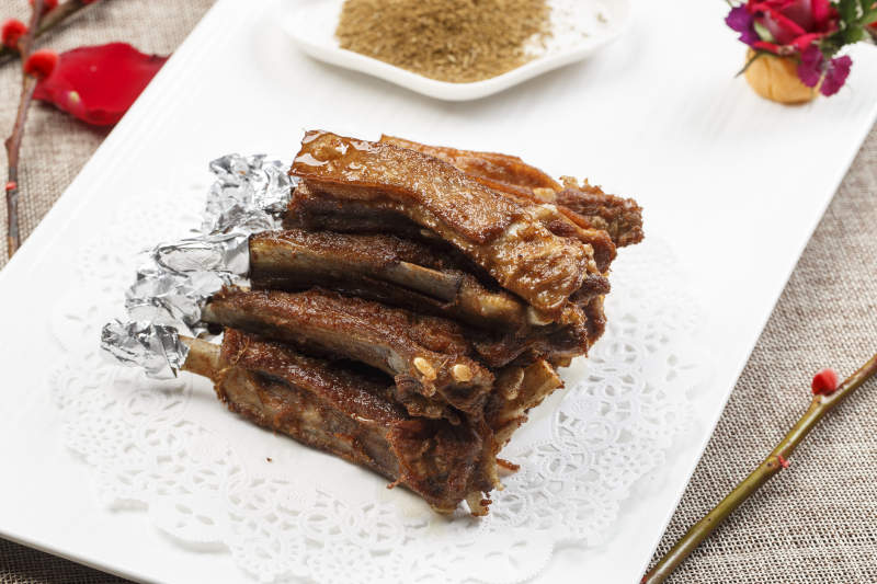 白色瓷盘装的香炸卤味小排