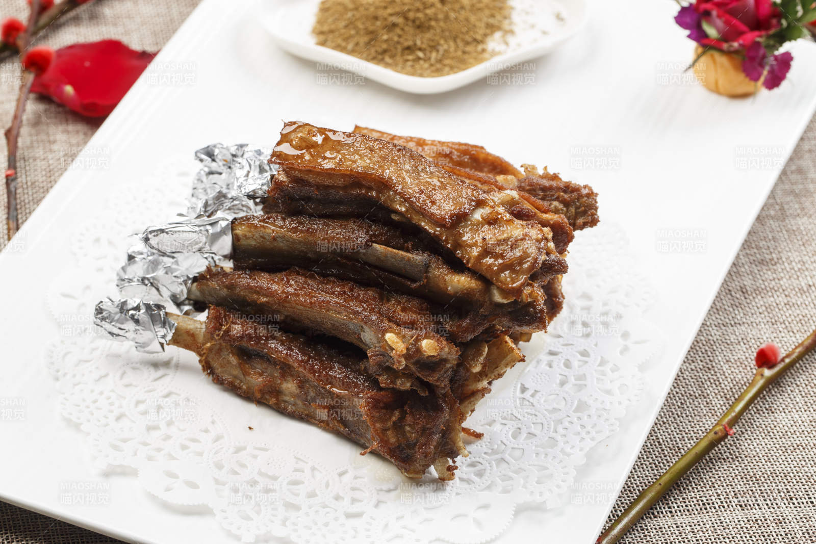 白色瓷盘装的香炸卤味小排