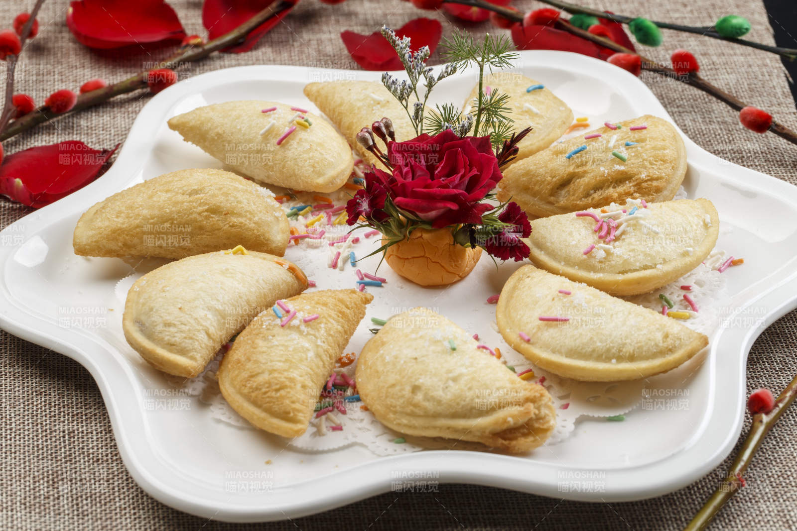 白色瓷盘装的元宝油炸豆沙酥