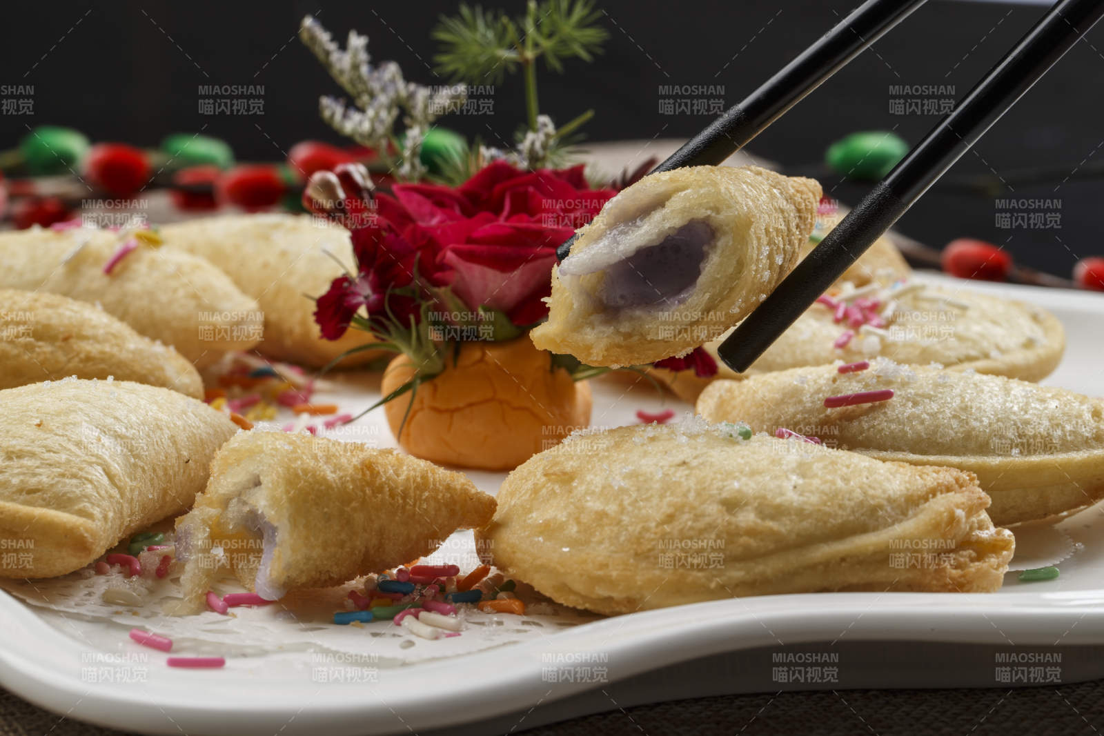 白色瓷盘装的元宝油炸豆沙酥