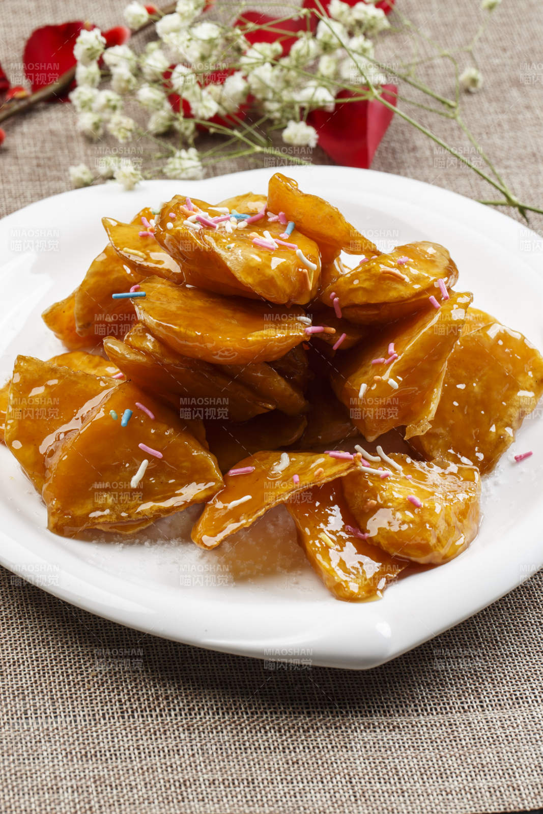 白色瓷盤轉(zhuǎn)的拔絲紅薯