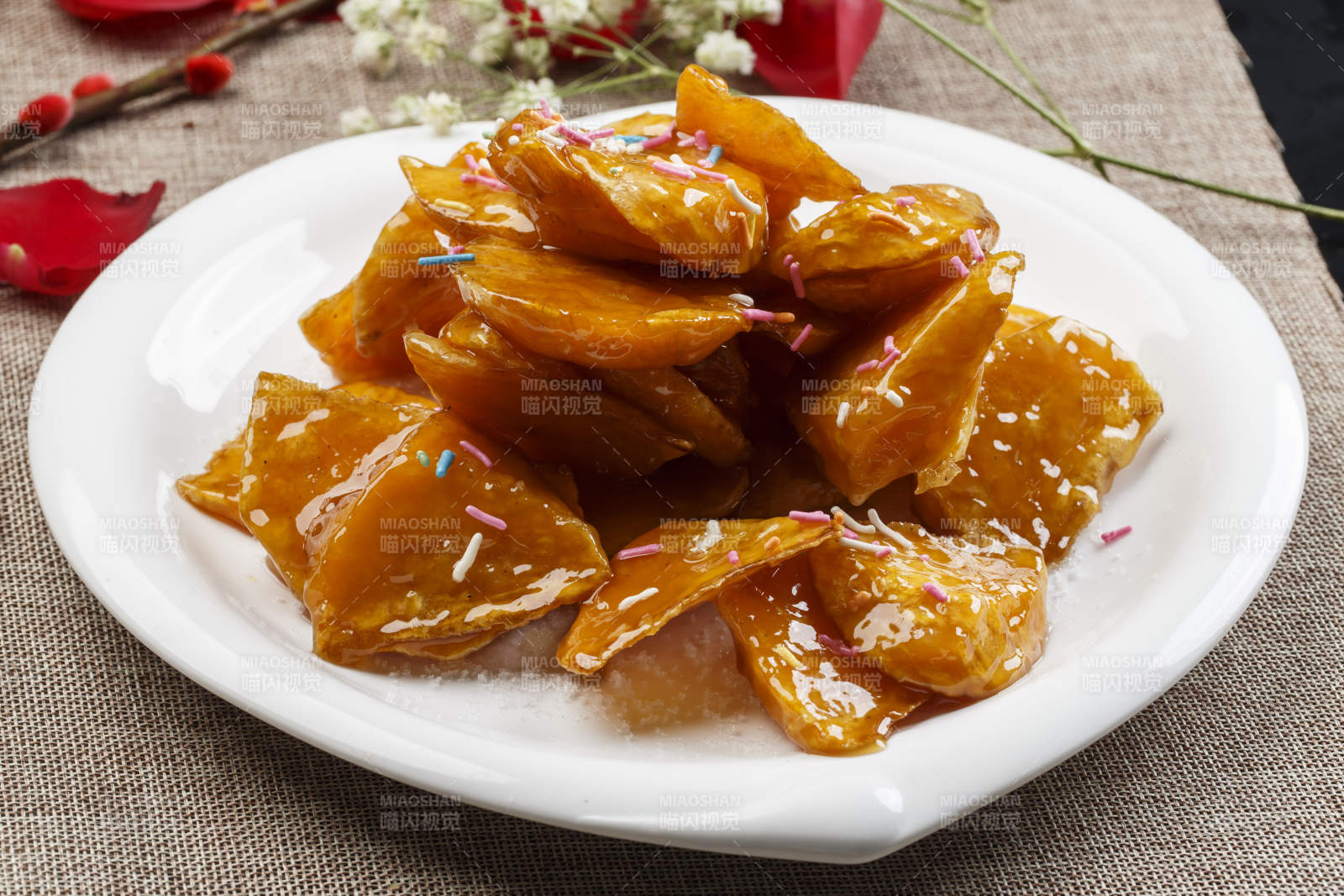 白色瓷盤轉的拔絲紅薯