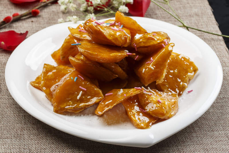 白色瓷盤轉的拔絲紅薯