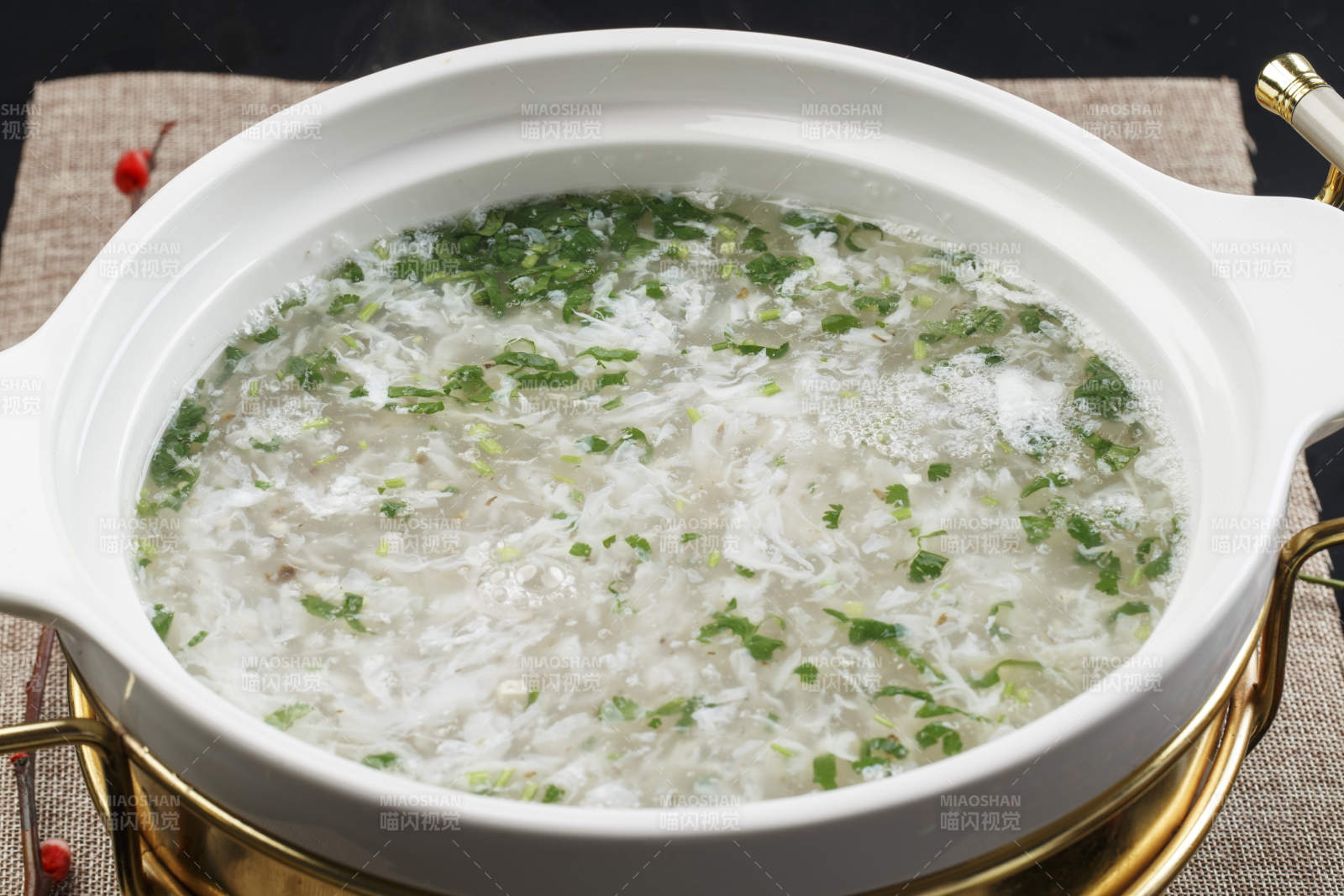 白色瓷盆装的西湖牛肉羹