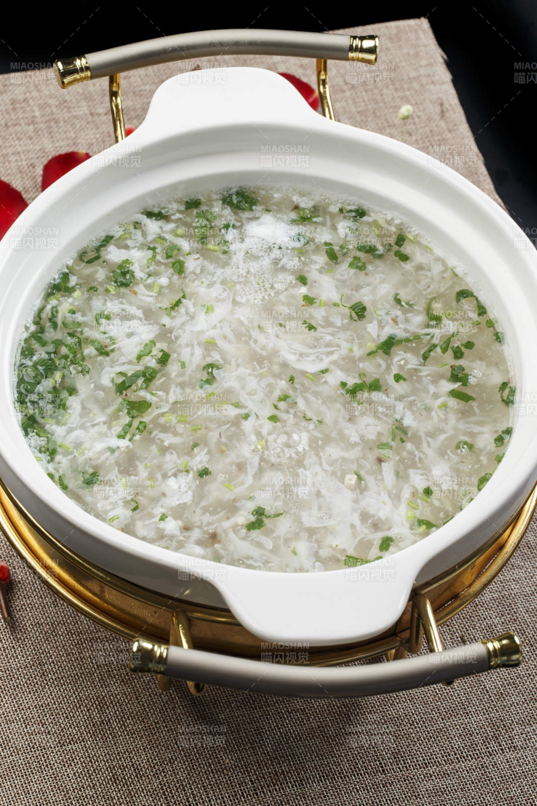 白色瓷盆装的西湖牛肉羹