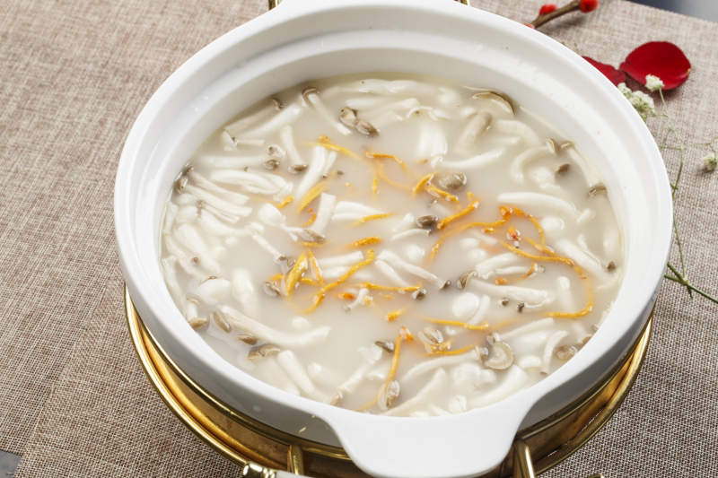 白色瓷盆装的虫草花山珍菌汤羹