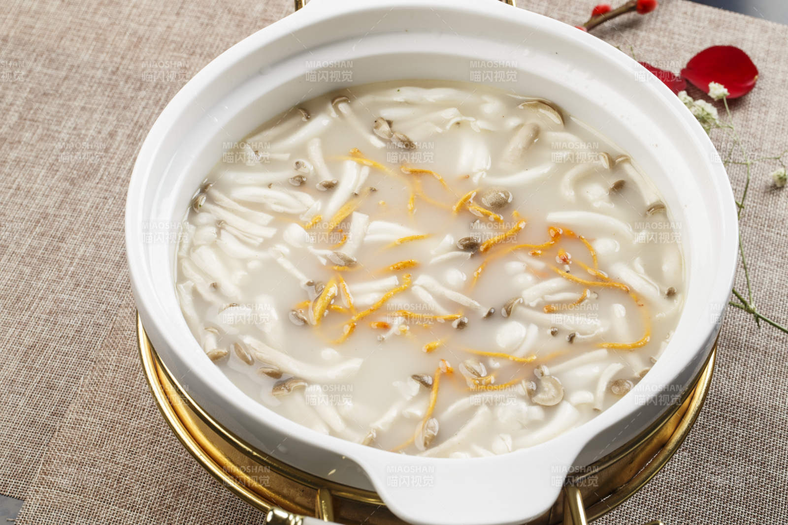 白色瓷盆装的虫草花山珍菌汤羹