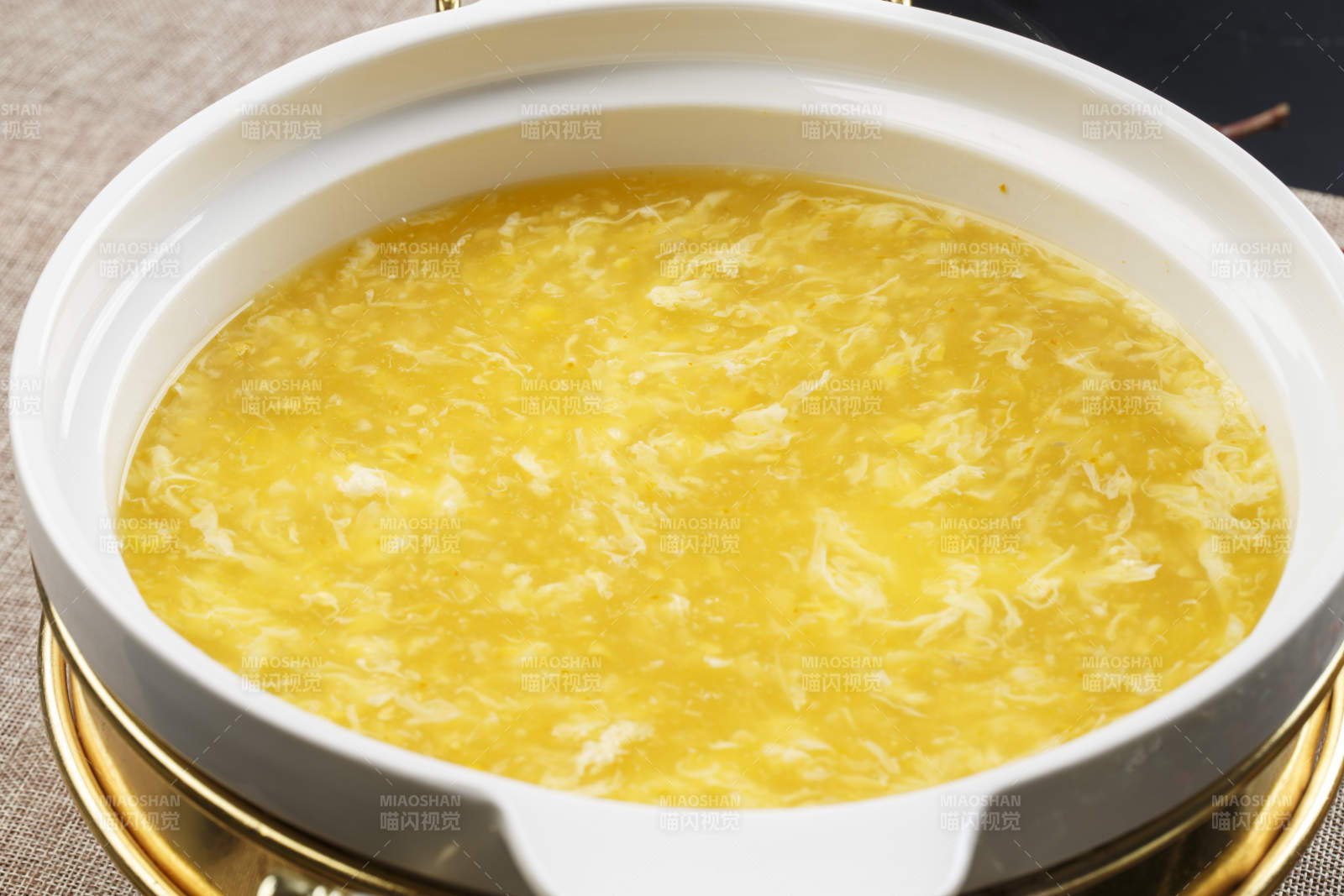 白色瓷盆装的黄金鸡蛋玉米羹