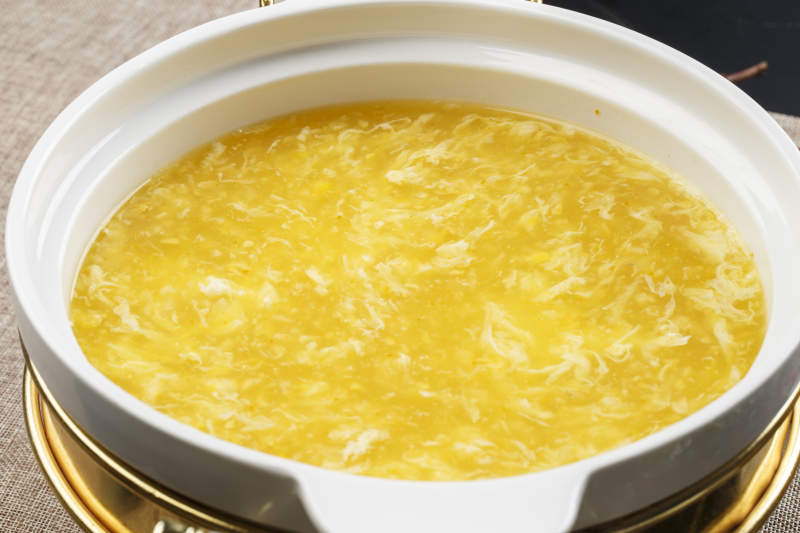 白色瓷盆装的黄金鸡蛋玉米羹