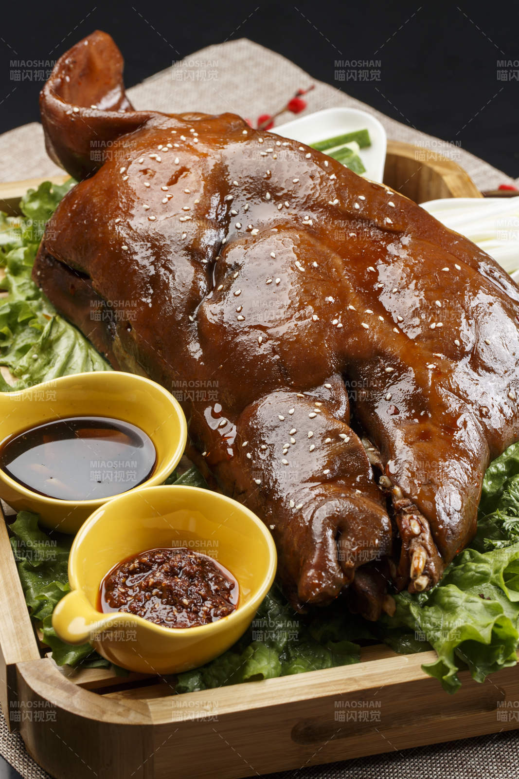 木质托盘装的卤味烤猪脸