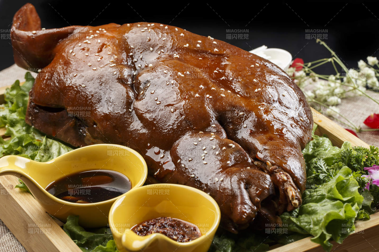 木质托盘装的卤味烤猪脸