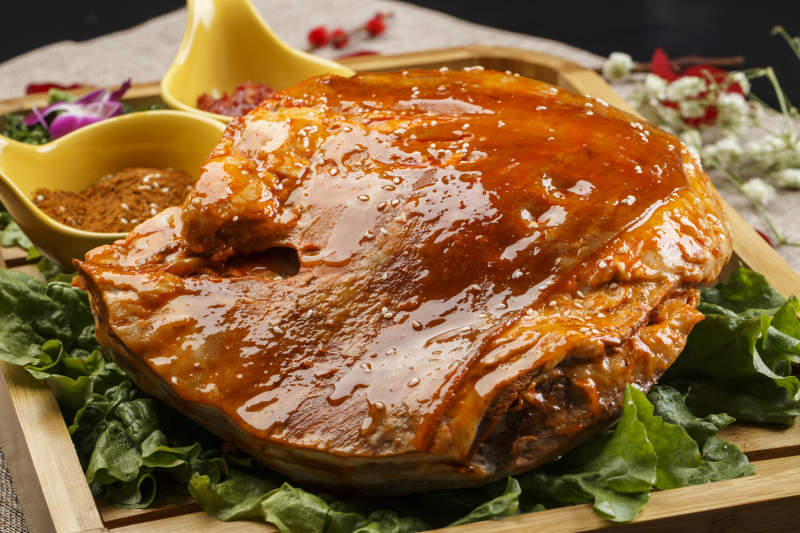 木质托盘装的酱香炭烤羊背