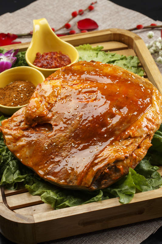 木质托盘装的酱香炭烤羊背