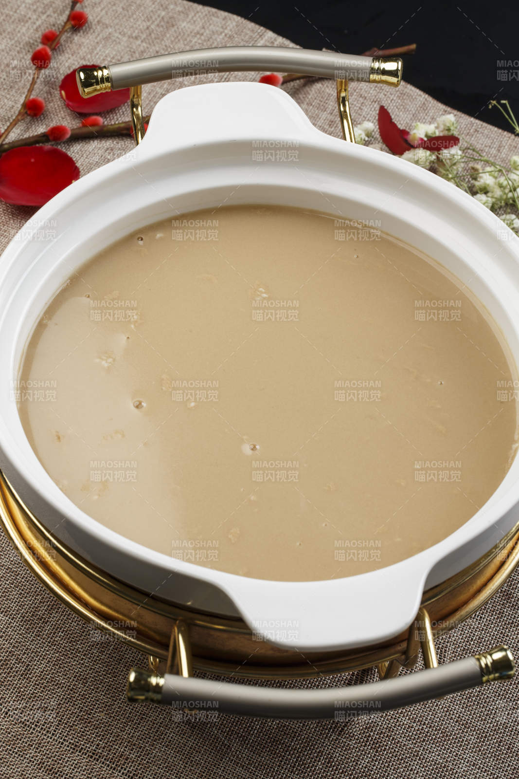 白色瓷盆装的豆面糊糊