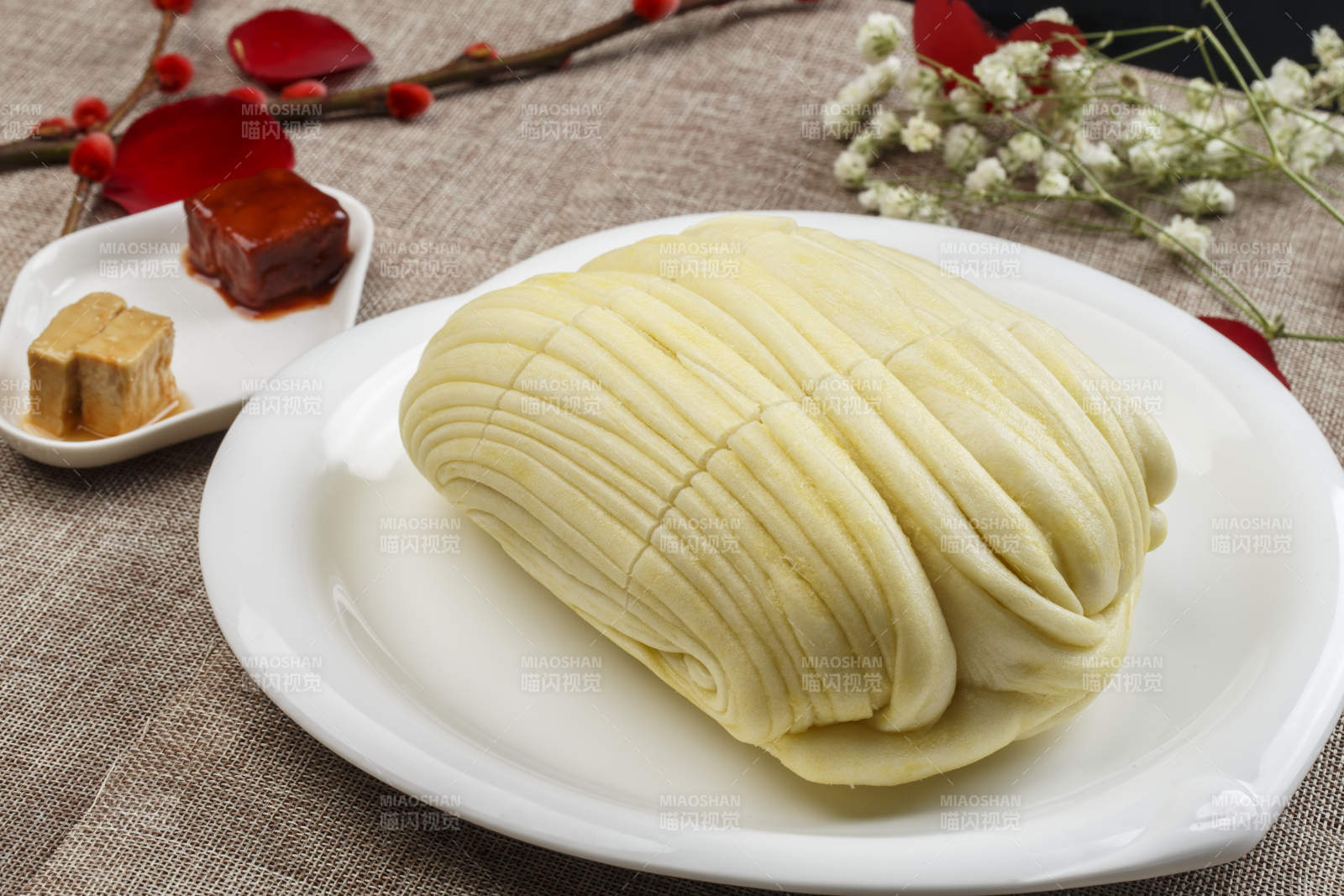 白色瓷盤裝的現蒸麻油大花卷