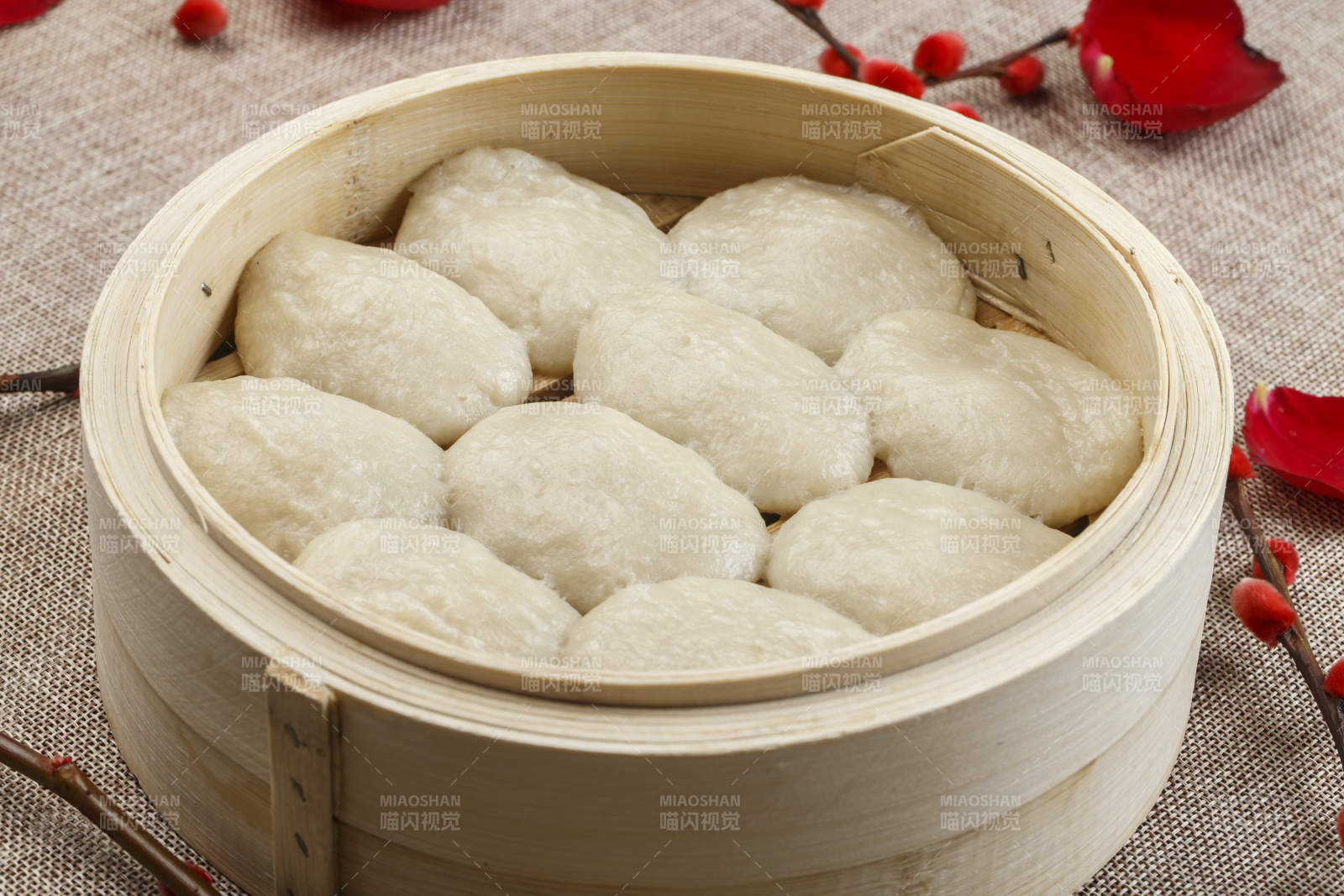 朱笼屉装的东北粘豆包